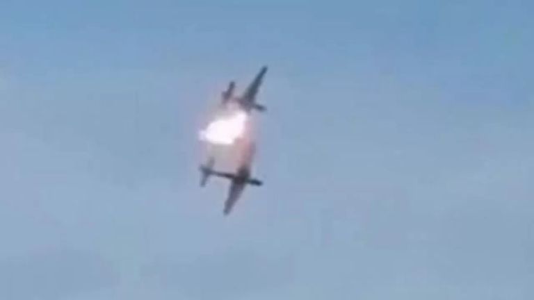 Колумбия осмонида ҳарбий самолётлар тўқнашди (видео)&nbsp;