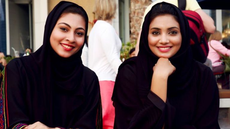 Нима учун БААда аёллар доим қора либос кийиб юради?