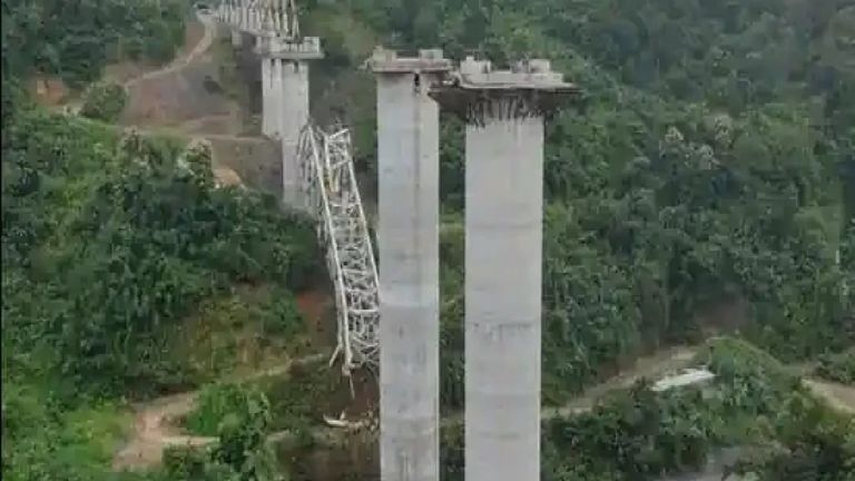 Hindistonda ko&lsquo;prik qulab, kamida 17 kishi halok bo&lsquo;ldi