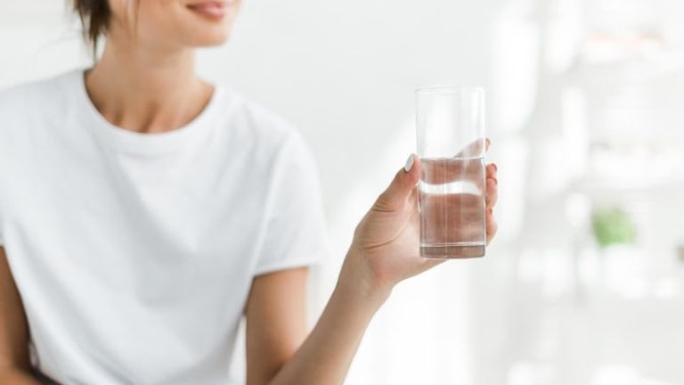 Vazn yo&lsquo;qotish uchun kuniga necha stakan suv ichish kerak?