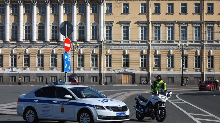 Санкт-Петербургда полиция биноси ёнида украинча шиор ёзилган дубулға топилди