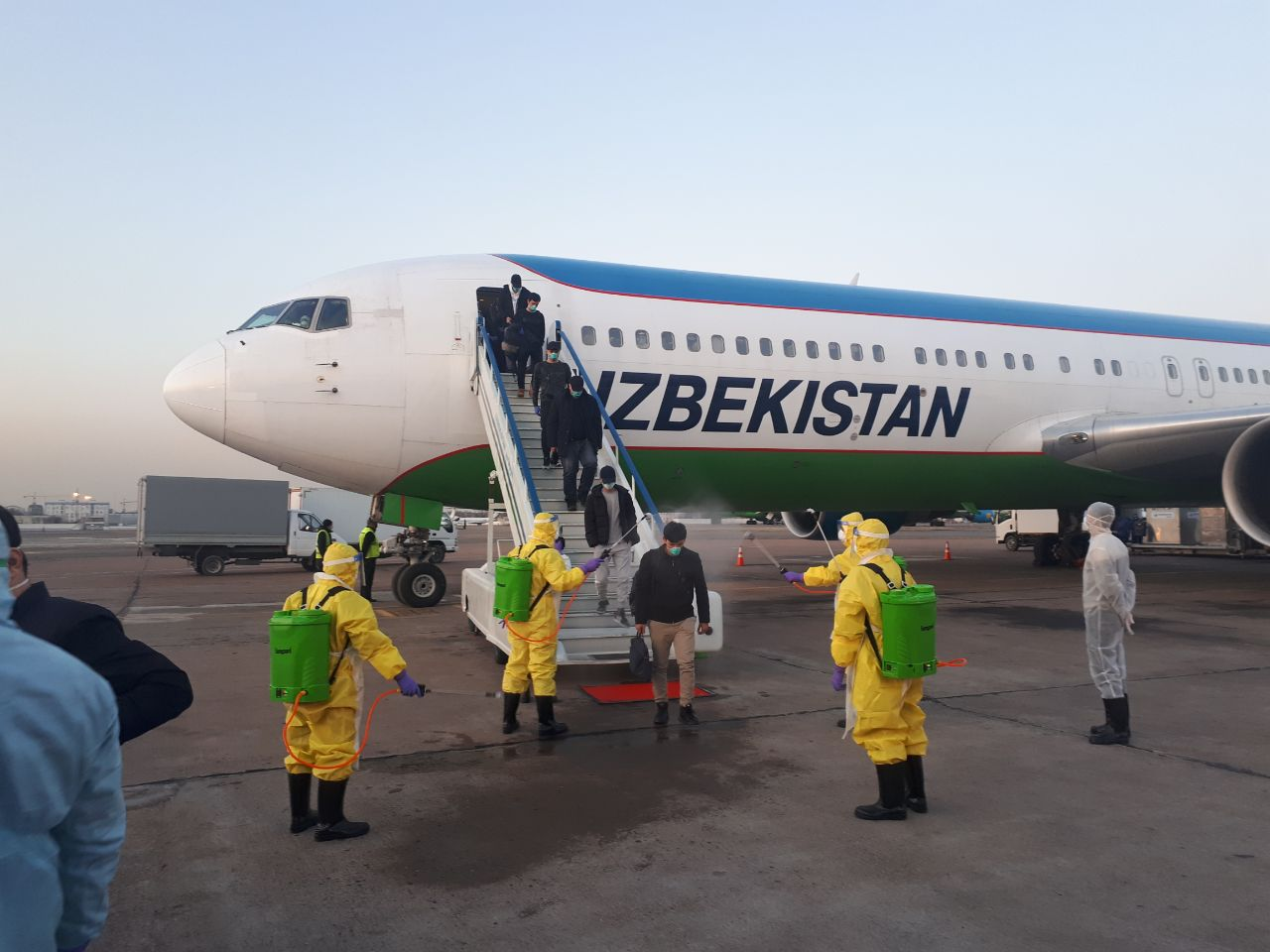 Хаво янги. Аэропорт Ташкент хаво йуллари. Аэропорт Uzbekistan Airways аэропорт. Коронавирус аэропорт Ташкент. Аэропорт Узбекистана люди.