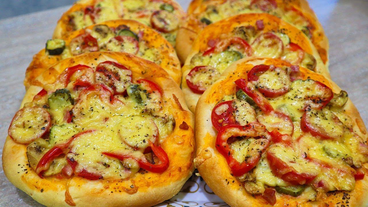 Мини пиццы в духовке с колбасой. Мини пицца. Мини-пицца овощная. Мини пиццы домашние. Маленькие пиццы в тесте.