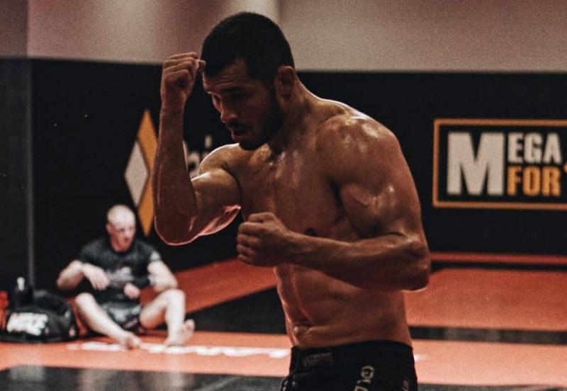 “Bu mamlakat meni hurmat qilmaydi, nega uning bayrog‘ini ko‘tarishim kerak?”. UFC’dagi birinchi o‘zbek sportchisi Mahmud Murodov navbatdagi jangi oldidan katta intervyu berdi