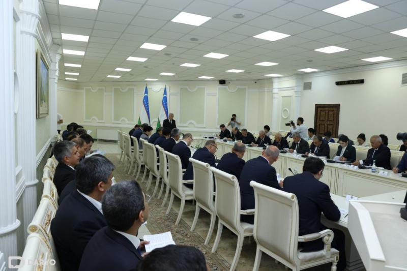 “Eng kam oylik ish haqi oilani ham boqishga yetarli bo‘lishi kerakligi taklif qilinmoqda”. Konstitutsiyaga o‘zgartirish va qo‘shimchalar kiritish bo‘yicha takliflar kelayotgani ma’lum qilindi