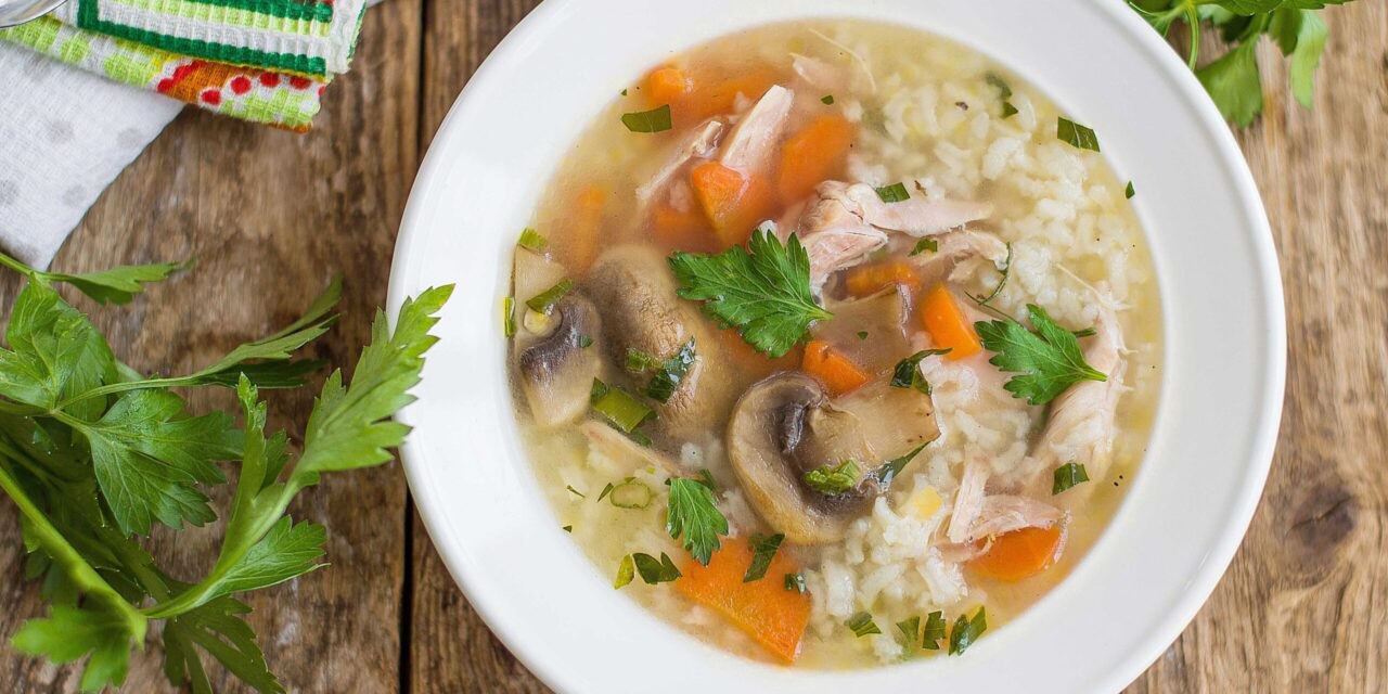 Куриные бедрышки суп. Курино грибной суп. Грибной суп с рисом. Похлебка с индейкой и грибами. Рисовый грибной суп.