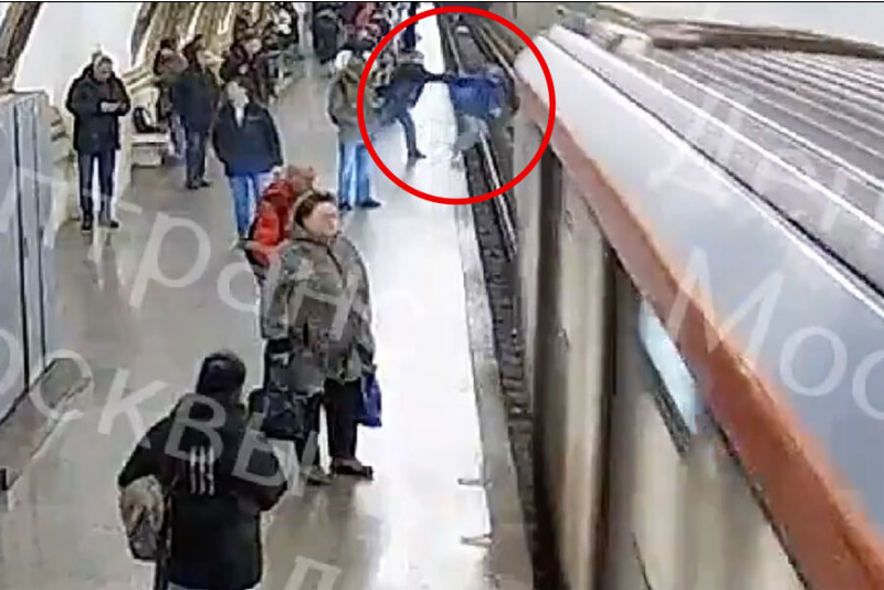 В московском метро мужчина толкнул подростка под поезд — видео