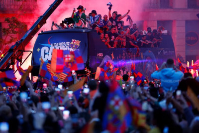 Ichimlik tarqatayotgan Xavi va 76 ming muxlis. “Barselona”ning chempionlik paradi bo‘lib o‘tdi (fotogalereya)