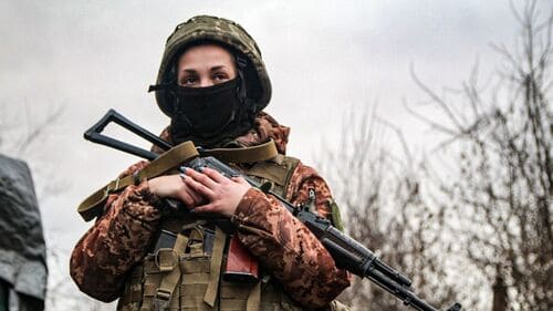 Женщины в всу. Девушки военные. ВСУ Украины женщины. Женщины военные на Украине. Женщина с автоматом Украина.