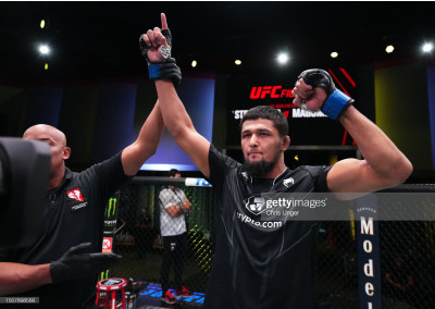 Nursulton Ro‘ziboyev UFC’dagi debyut jangida yengilmas raqibini 1-raunddayoq nokautga uchratdi (video)