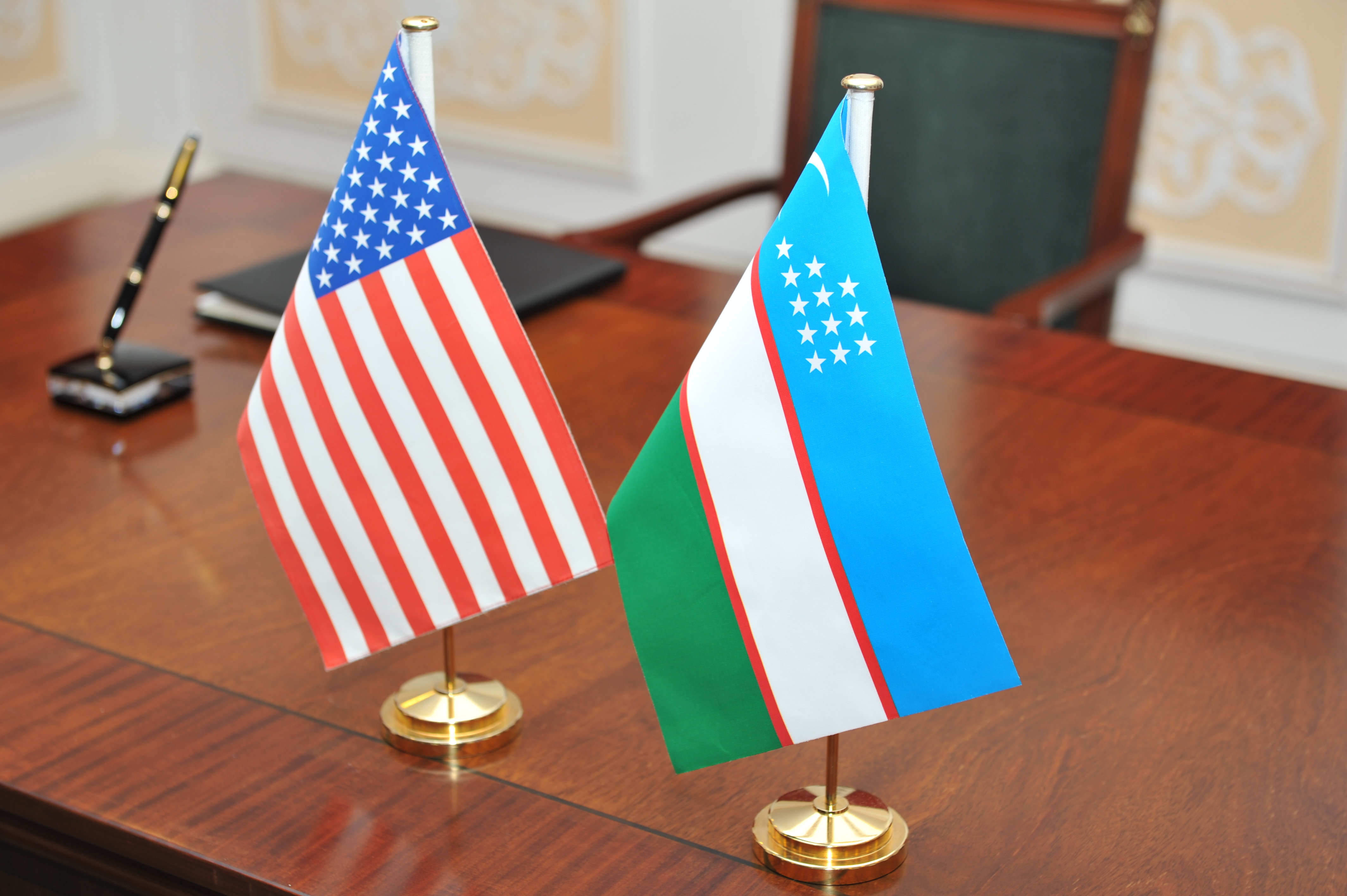 Американский узбекский. Флаг США И Узбекистана. Флаг Америка Узбекистан. Флагшток США И Узбекистан. Флаги Узб и США.