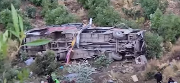 Автобус упал с обрыва в Перу (видео)