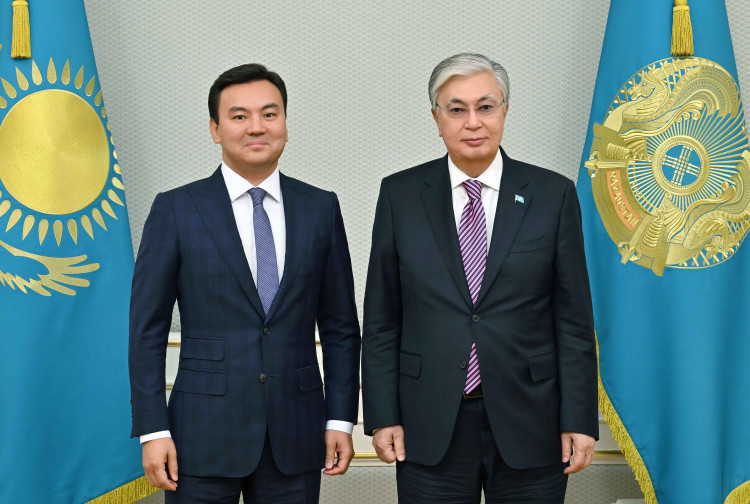 President of Kazakhstan meets 'Kazak Tili' society to advance nation's language policy 