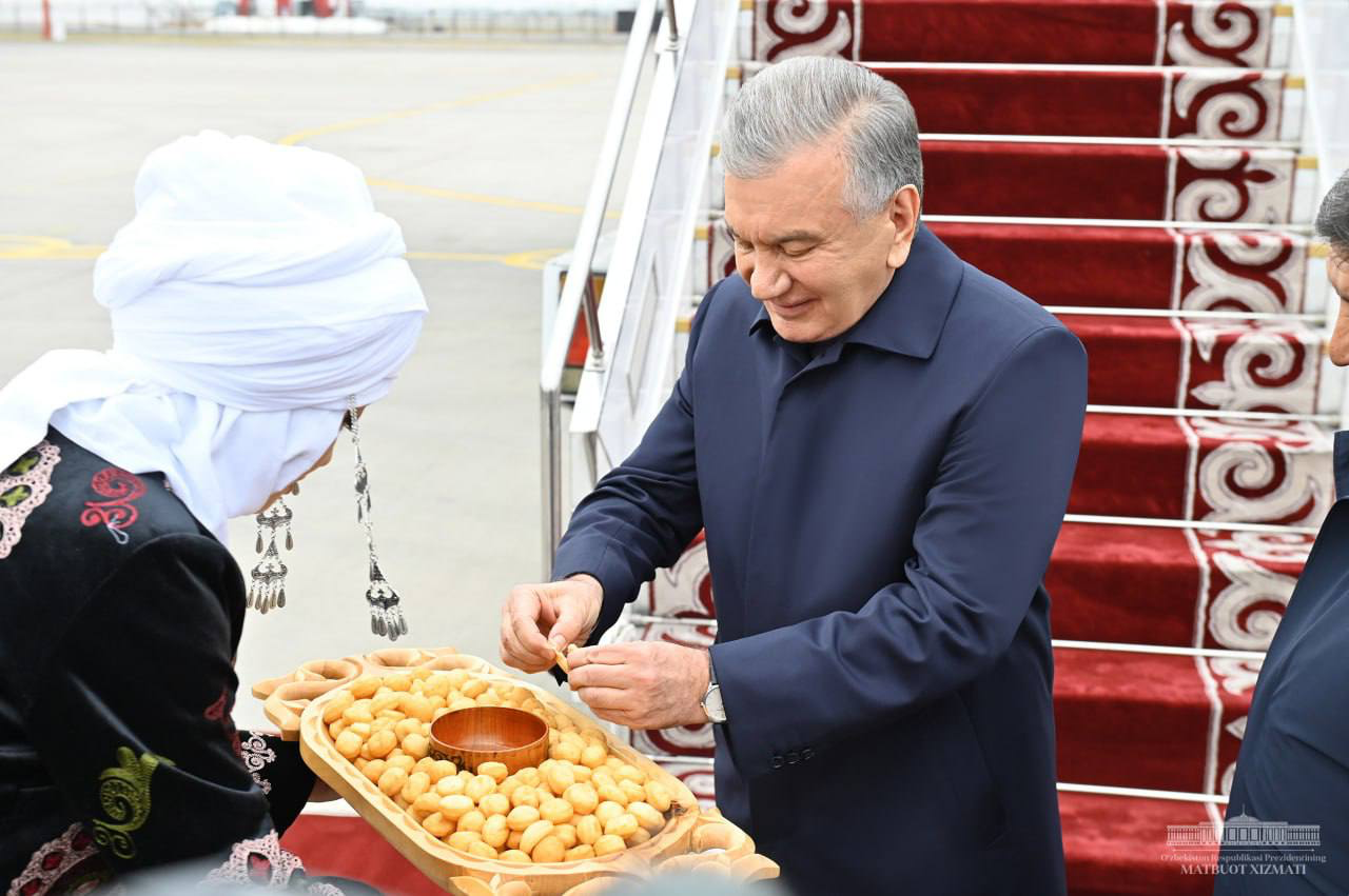 Mirziyoyev's visit began at the "Manas" International Airport, where he was warmly received by high-ranking officials, including the Chairman of the Cabinet of Ministers of the Kyrgyz Republic and Head of the Presidential Administration, Aqilbek Japarov. 
