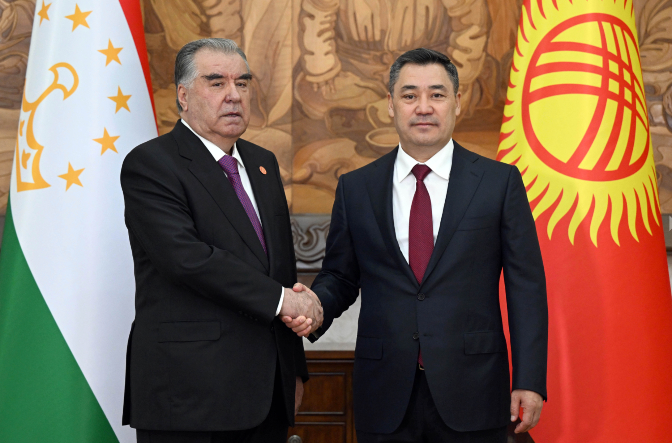 Kyrgyzstan and Tajikistan presidents hold crucial talks at CIS meeting: border resolution tops agenda 