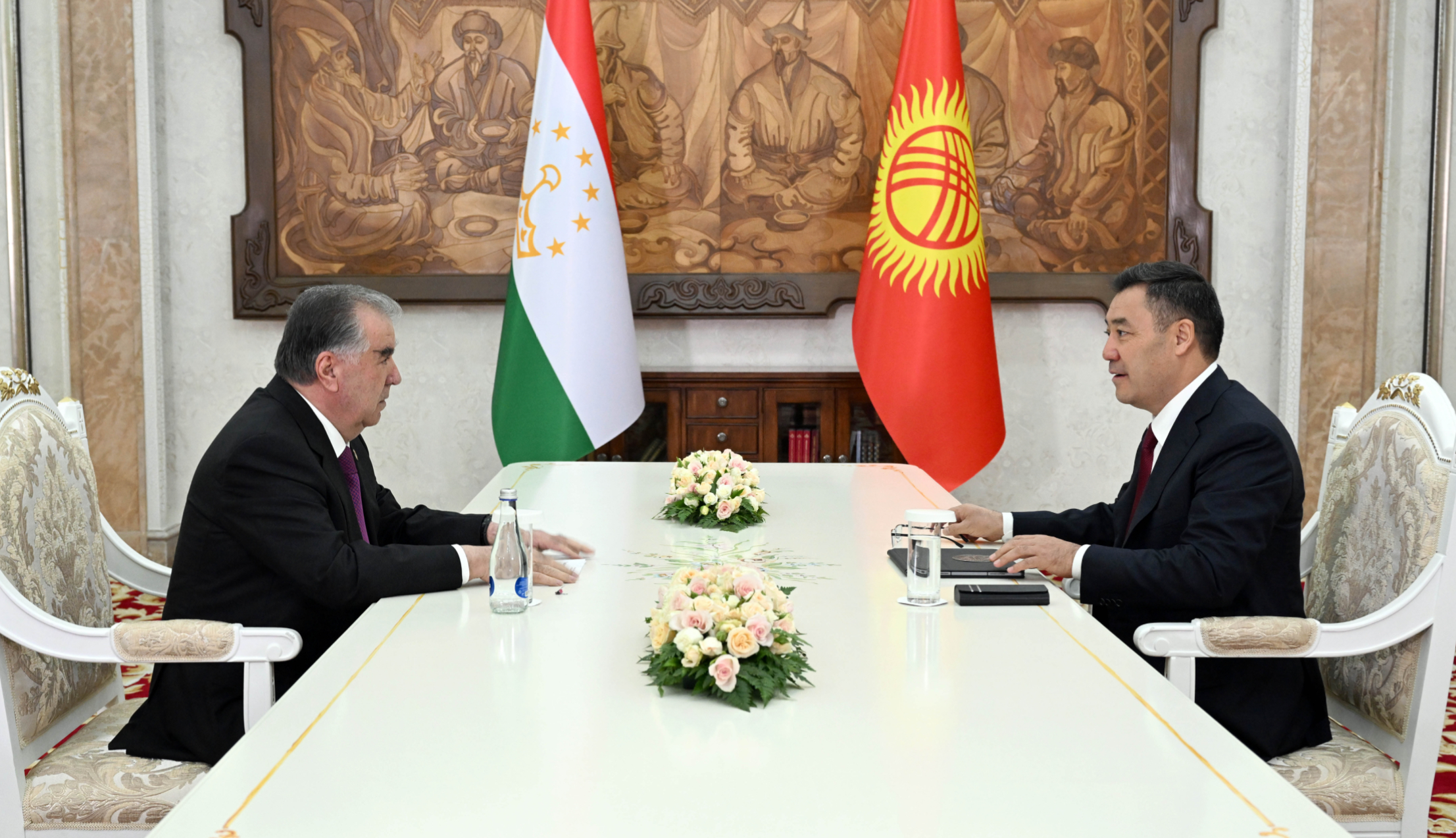 Kyrgyzstan and Tajikistan presidents hold crucial talks at CIS meeting: border resolution tops agenda 