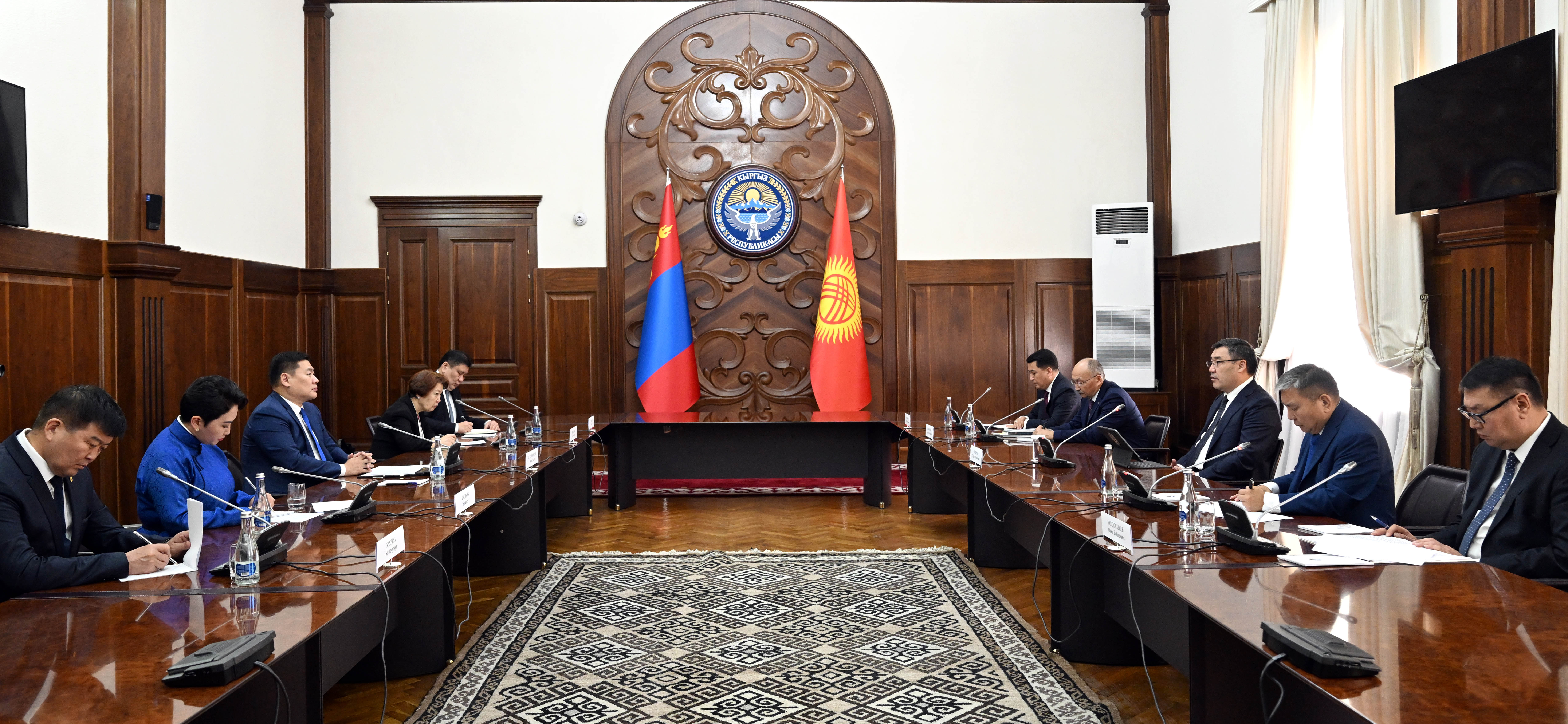 President Sadyr Japarov welcomes Mongolian Prime Minister Luvsannamsrain Oyuun-Erdene for bilateral talks 