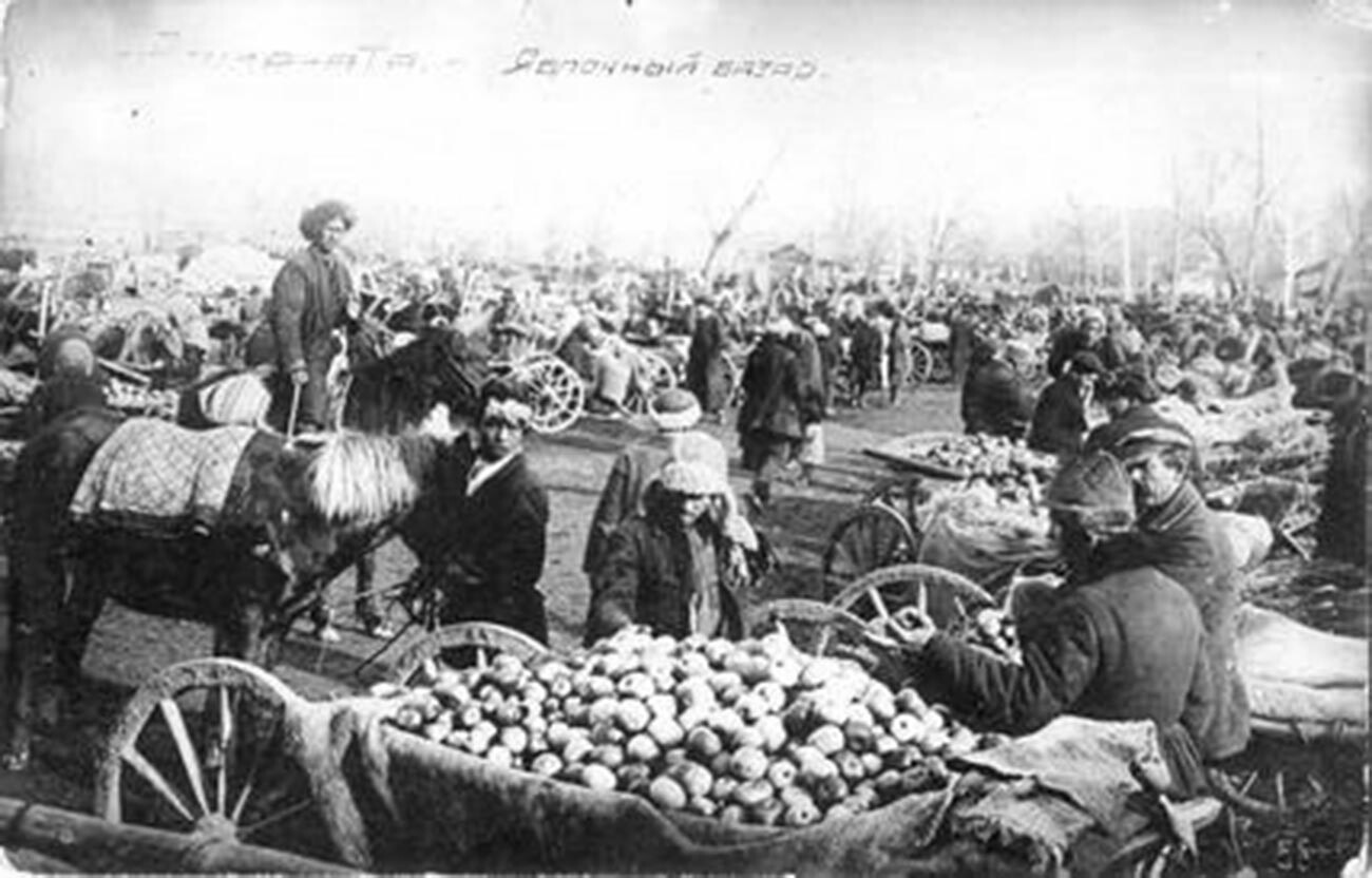 Kazakh SSR apple martket in the 1920s.