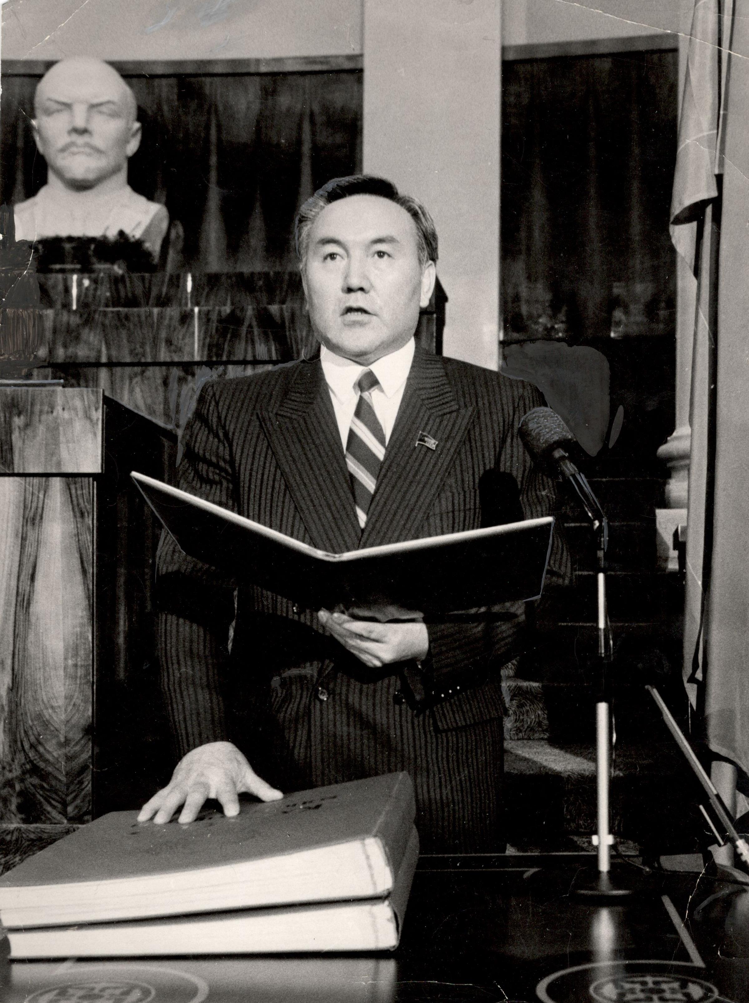 Former President Nursultan Nazarbayev being sworn in to the post of President of the Kazakh SSR, December 1991.