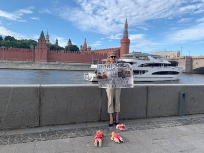 Российская журналистка Марина Овсянникова, выступавшая против войны, приговорена к 8,5 годам колонии (видео)