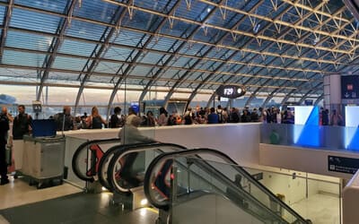 Fransiya aeroport va vokzallarda xavfsizlik choralarini kuchaytirmoqda