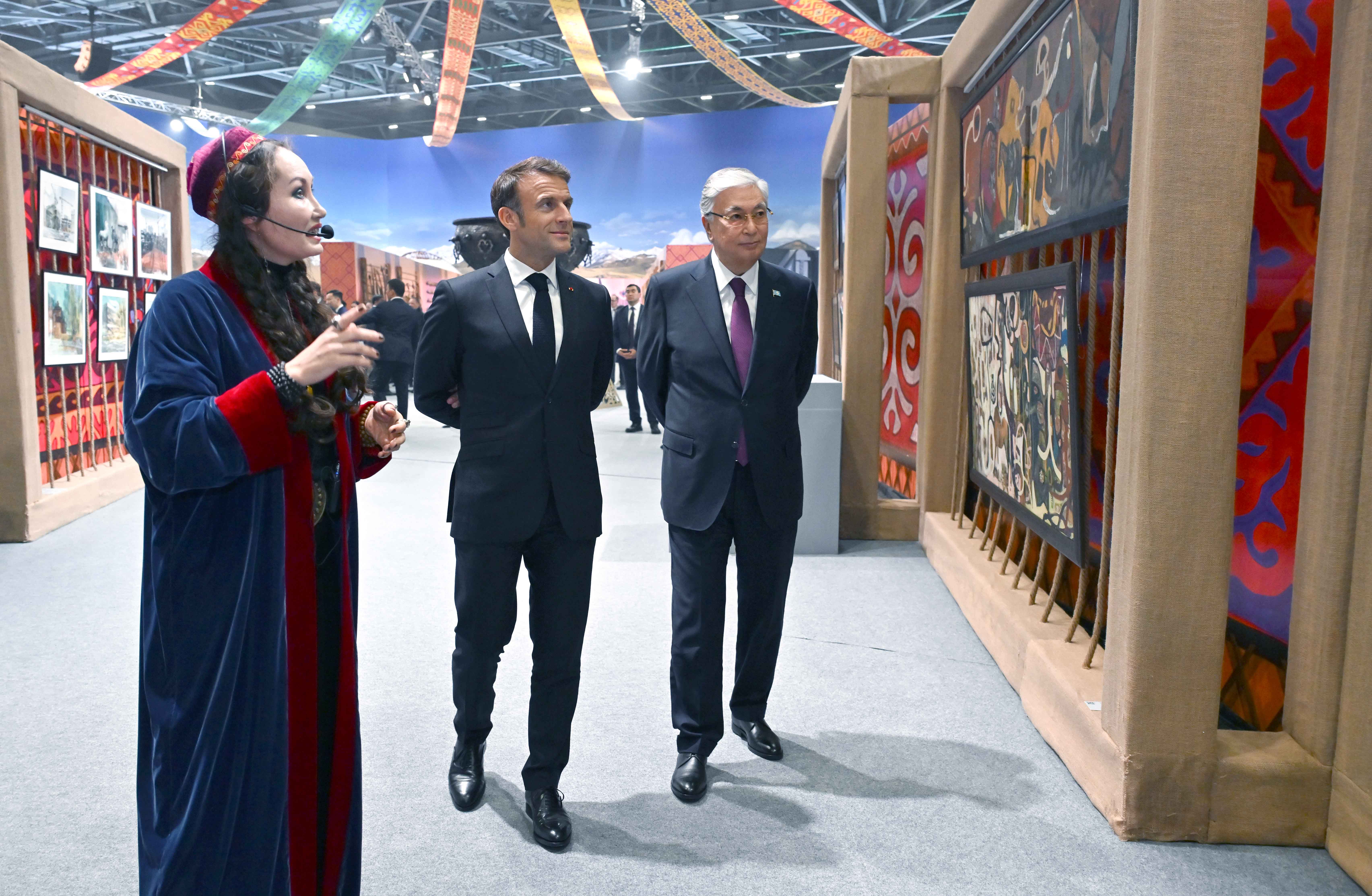Presidents Kassym-Jomart Tokayev and Emmanuel Macron explore Kazakh culture at "Ethnoaul" exhibition 