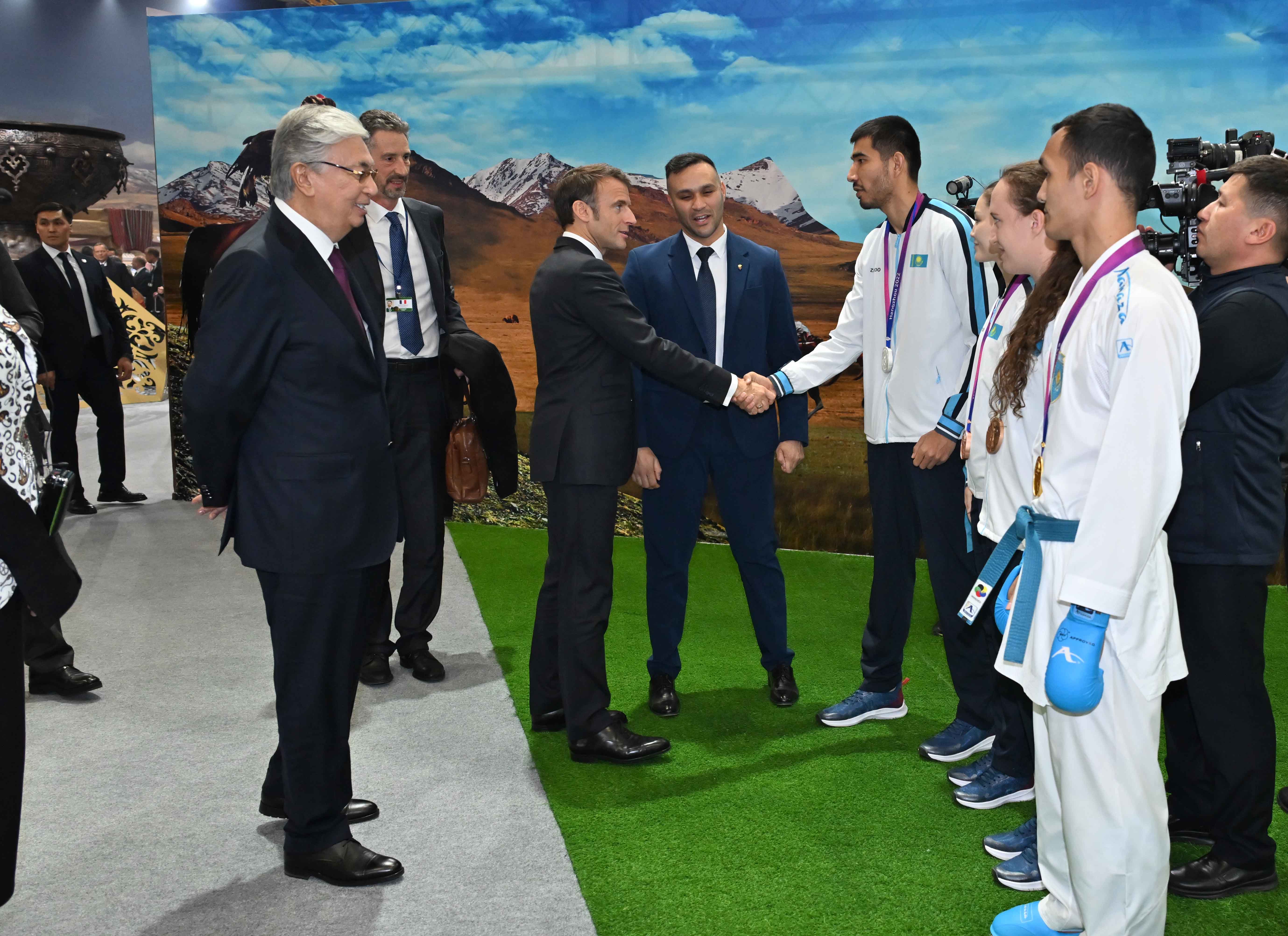 Presidents Kassym-Jomart Tokayev and Emmanuel Macron explore Kazakh culture at "Ethnoaul" exhibition 