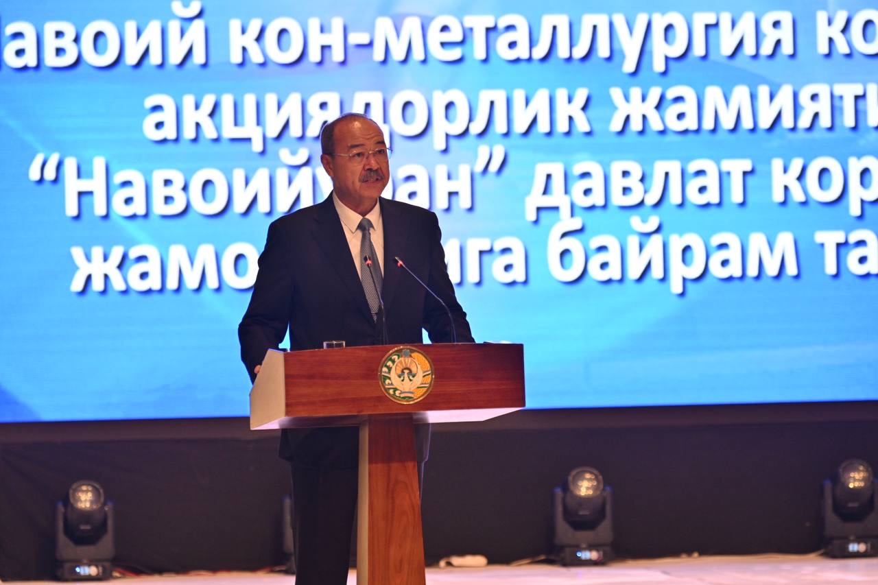 Prime Minister of Uzbekistan presents awards at Navoi Mining-Metallurgical Combine's 65th-anniversary celebration 