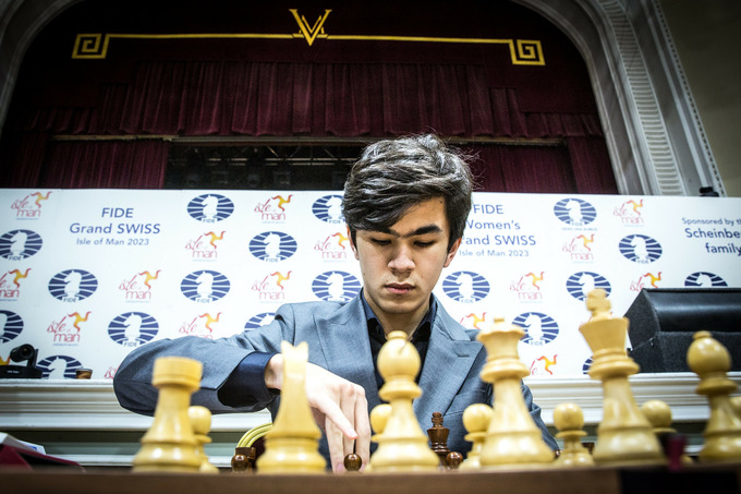 In the FIDE rating, the ranking of two Uzbekistan chess players rose and  one decreased