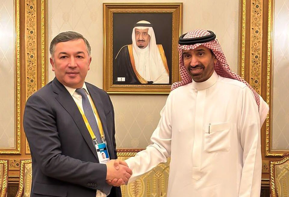 Minister of Poverty Alleviation and Employment of Uzbekistan, Behzad Musayev, with the Minister of Human Resources and Social Development of the Kingdom of Saudi Arabia, Ahmad bin Sulaiman Al-Rajhi,
