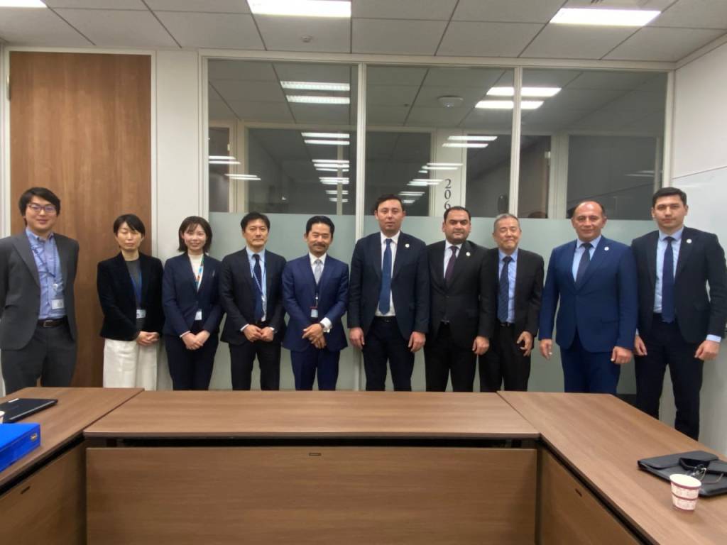 Delegation leaders engage in discussions at JICA headquarters