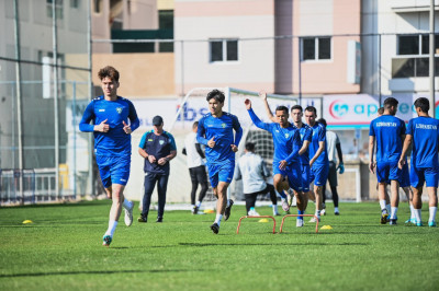 Tarkibga kechroq qo‘shilgan Fayzullayev, jarohat sabab terma jamoaga yordam berolmayotgan Shomurodov. O‘zbekiston BAAda o‘quv-yig‘in mashg‘ulotlarini o‘tkazmoqda