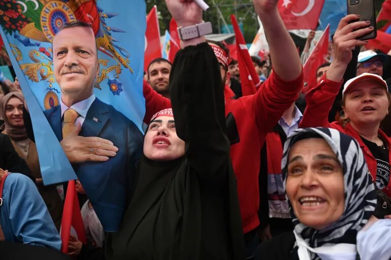 Supporters of Turkish President Tayyip Erdogan celebrate as the president declared victory in the country's presidential elections [Ozan Kose/AFP]