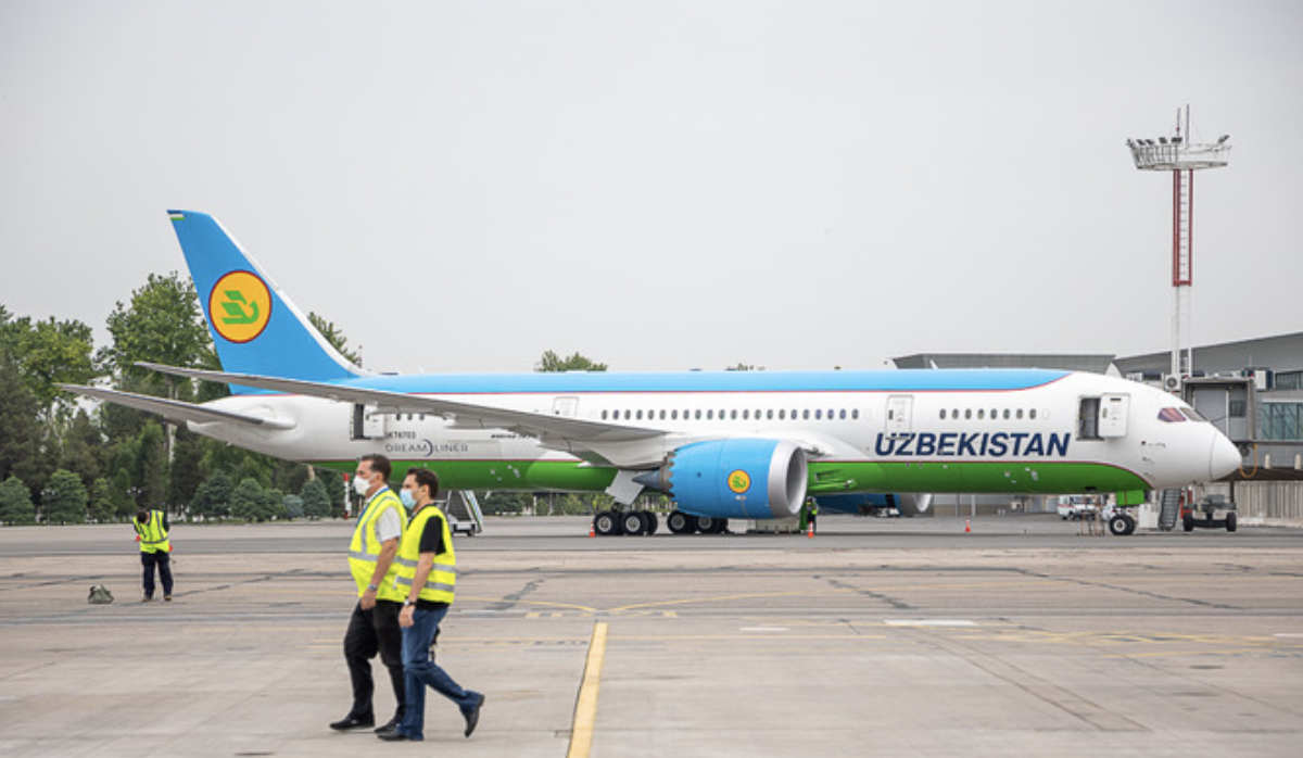 Перелет в узбекистан. Uzbekistan Airways. Самолет Узбекистан. Uzbekistan Airways Express. Самолет Таджикистан.