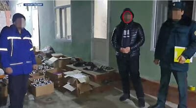 Наманганда қалбаки дори воситаларини тайёрлаш ва сотиш билан шуғулланган тиббиёт ходими ушланди (видео)