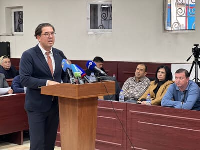 “Болалар ўлимига сиропнинг алоқаси йўқ, тергов ҳам буни исботлай олмади”. “Док-1 Макс” судида адвокатларнинг музокара сўзи тингланмоқда