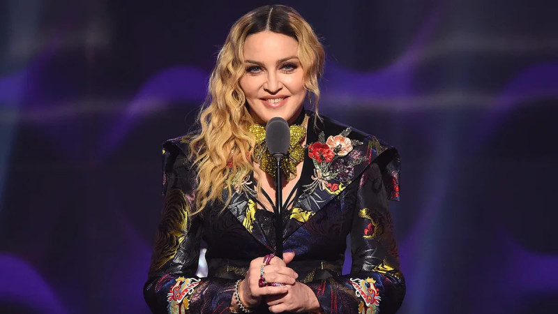 “Nega o‘tiribsiz?”: Madonna konsertida nogironlik aravachasidagi muxlisidan o‘rnidan turishini so‘radi
