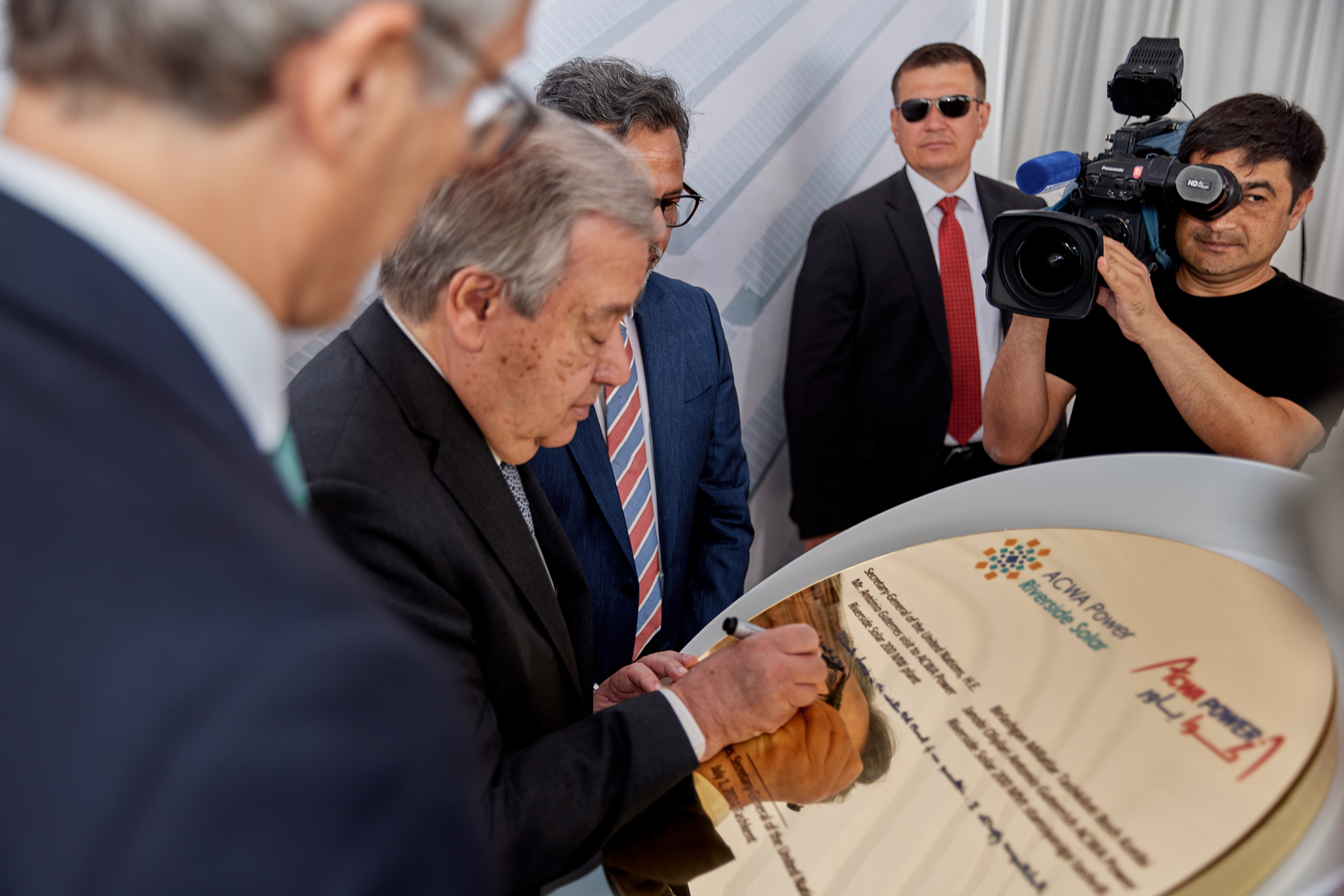UN Secretary-General signing a plaque at the Riverside PV Plant in Tashkent