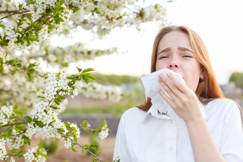 Quloq bitishi va bosh og‘rig‘i: mavsumiy allergiyaning e’tibordan chetda qolgan alomatlari