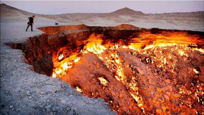 Туркменистан хочет потушить газовый кратер Дарваза, горящий более полувека