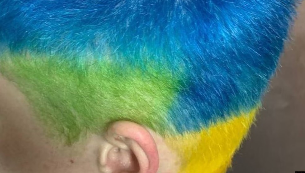 Москвича оштрафовали из-за желто-голубых волос