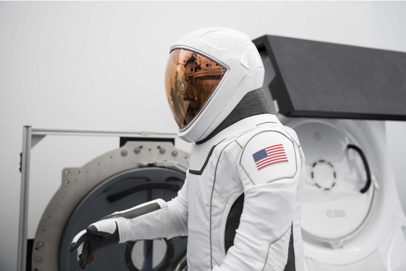 SpaceX astronavtlar skafandrini namoyish qildi (video)