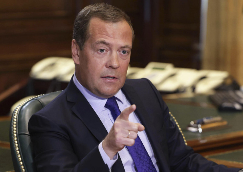 Медведев Украинага қўшин юборган давлатларга ядровий зарба берилишини айтди