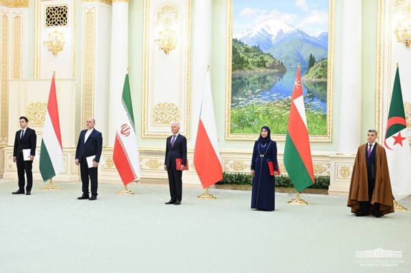Shavkat Mirziyoyev beshta davlat elchilaridan ishonch yorliqlarini qabul qildi (foto)