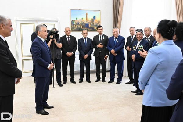 Shavkat Mirziyoyev Buxoroda jamoatchilik vakillari bilan suhbatlashdi (foto)