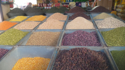 1 kg pomidor — 55 sent, 1 kg kartoshka — 30 sent. Mozori Sharifdagi bozorlarda narx-navo qanday?