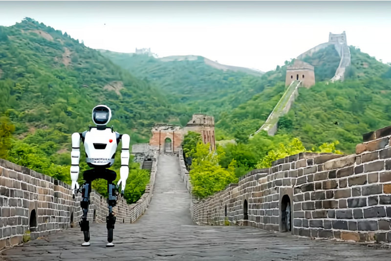 Video: Buyuk Xitoy devori bo‘ylab yurayotgan robot-gumanoid