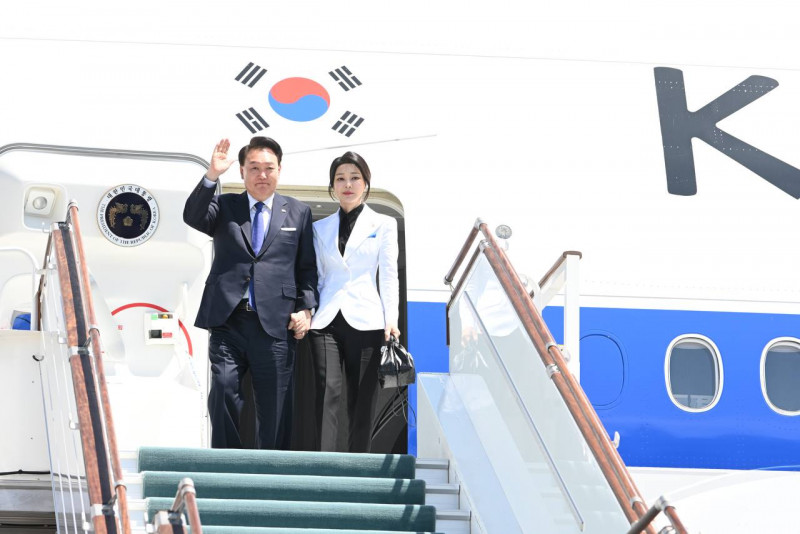 Janubiy Koreya prezidenti rafiqasi bilan birga O‘zbekistonga keldi