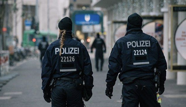Germaniyada politsiya bolta bilan qurollangan futbol muxlisiga qarata o‘q uzdi