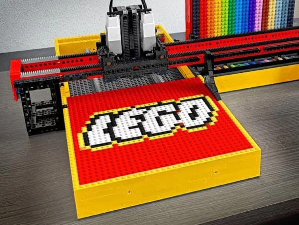 Блогер Lego кубиклари билан чоп этувчи принтер яратди